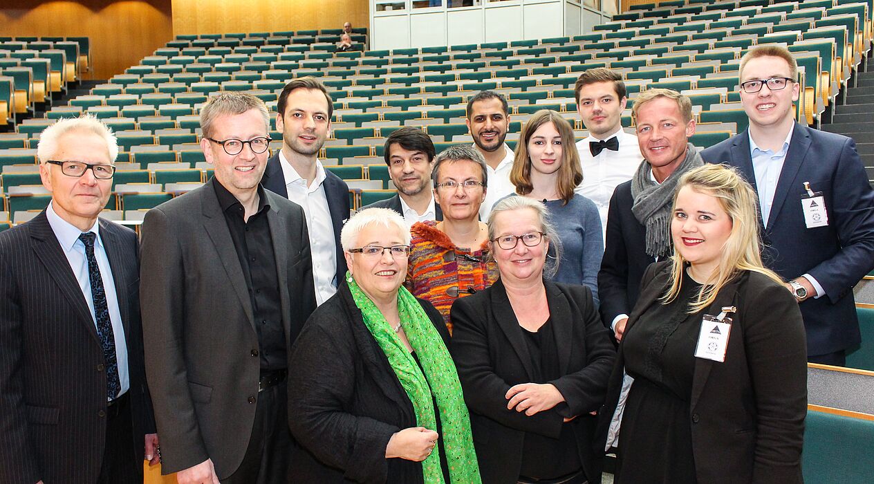 Foto (Universität Paderborn, Johannes Pauly): Vor der Debatte im Audimax (v. l.): Paderborns Vize-Bürgermeister Martin Pantke, SPD-Bundestagsabgeordneter Burkhard Blienert, FDP-Landtagsabgeordneter Marc Lürbke, Grüne-Landtagsabgeordnete Sigrid Beer, A