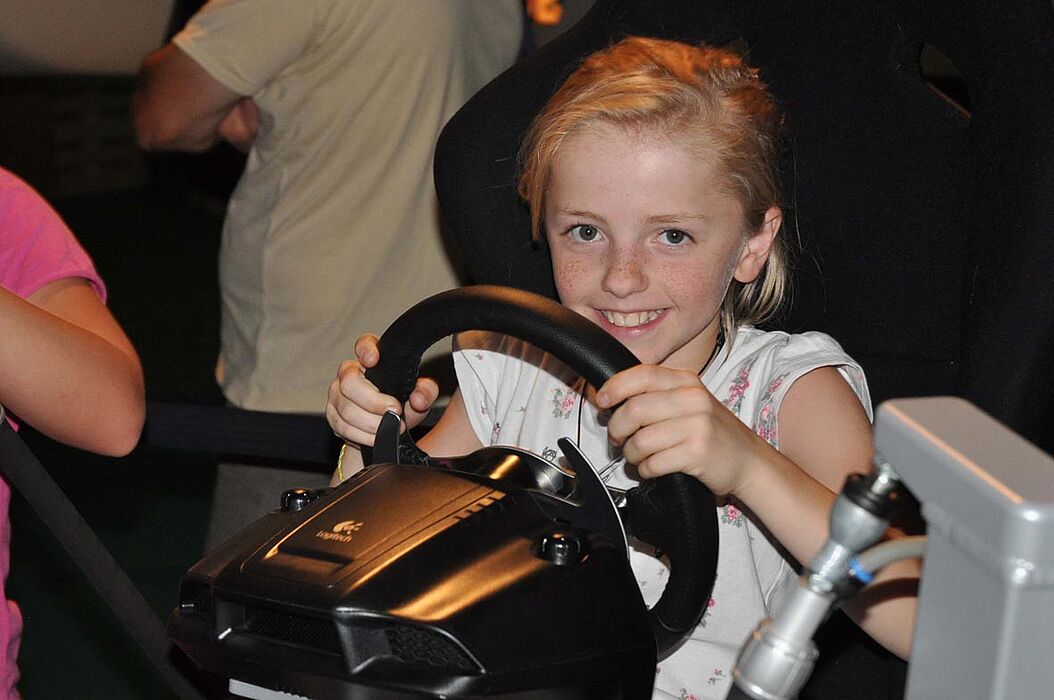 Foto: Anna legt hier einige der über 10.000 Kilometer auf dem Fahrsimulator zurück. Nach drei Minuten wurde gewechselt und der Nächste war dran.