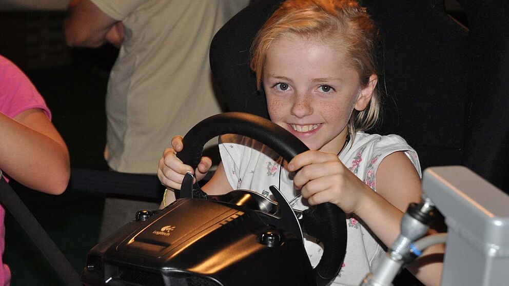 Foto: Anna legt hier einige der über 10.000 Kilometer auf dem Fahrsimulator zurück. Nach drei Minuten wurde gewechselt und der Nächste war dran.