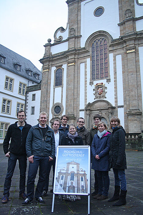 Abbildung (Ingo Kalischek): Ein Teil des Teams sowie einige Studenten vor der Marktkirche: Die Katholische Hochschulgemeinde Paderborn unter anderem um Eric Bernhard (l.), Nils Petrat (2. v. l.) und Simon Stürenberg (4. v. l.) bietet ein buntes Programm 