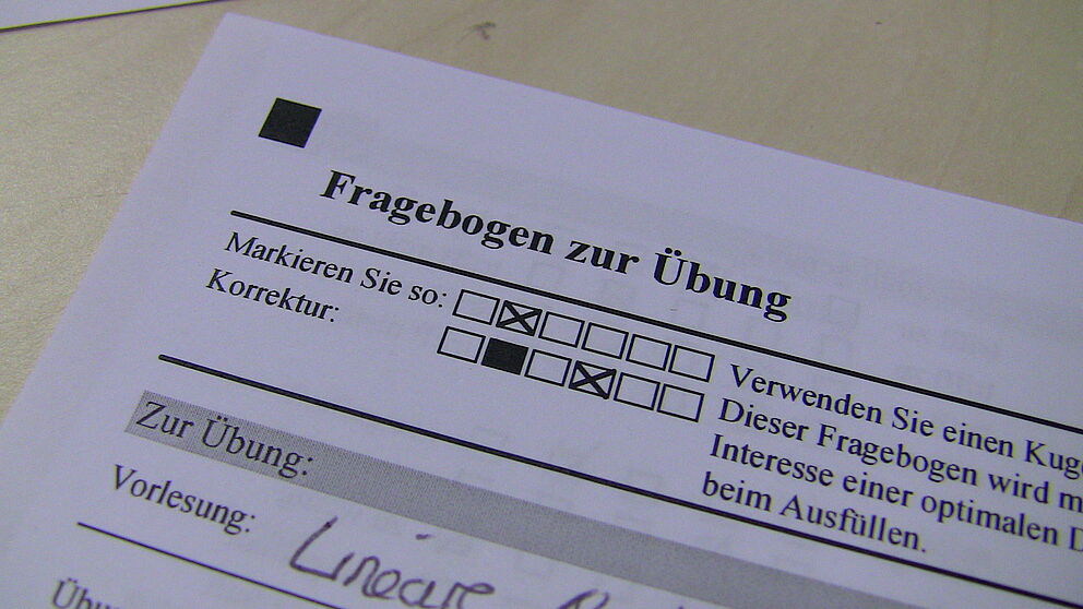 Foto (Universität Paderborn): Ausgefüllter Fragebogen