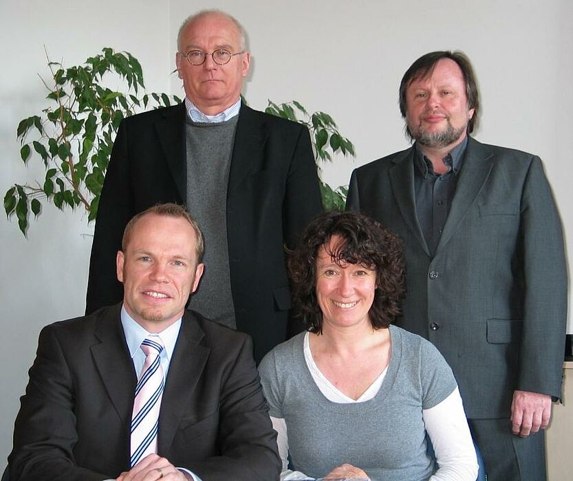 Foto (Arne Burda): Über die neue Stiftungsprofessur „Tax Accounting“ an der Fakultät für Wirtschaftswissenschaften freuen sich der frisch berufene Juniorprofessor Dr. Jens Müller (vorne links), die Prodekanin für Forschung Prof. Dr. Caren Sureth 