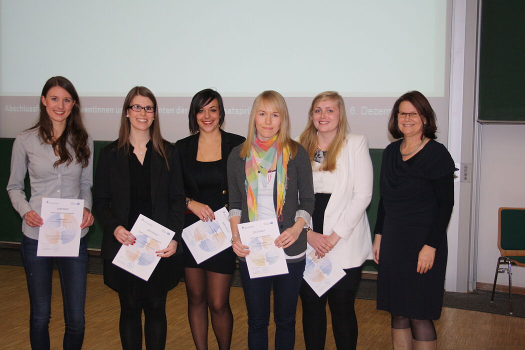 Foto (Maren Büttgen): Die Profilstudentinnen des Profils Umgang mit Heterogenität und Gute gesunde Schule nach der Überreichung ihrer Zertifikate.