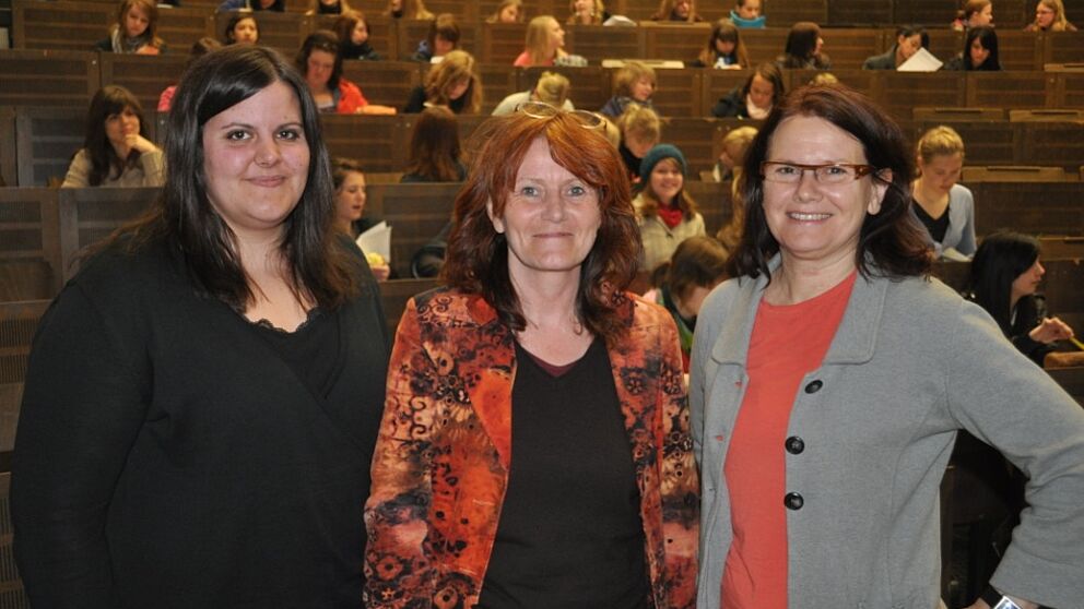Foto: (Universität Paderborn, Mark Heinemann): Hedda Holtmeier (v.r.), Irmgard Pilgrim und Prof. Dr. Dorothee Meister begrüßten viele interessierte Teilnehmer an der Universität Paderborn.