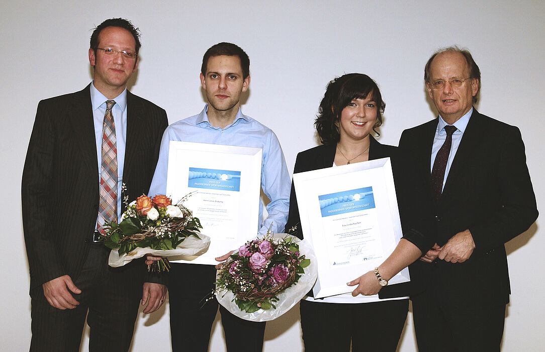 Foto (Volksbank): Die Preisträger Linda Paschen (2.v.r.) und Jonas Biskamp (2.v.l.) mit Prof. Dr. Claus Reinsberger von der Universität Paderborn (links) und Dr. Friedrich Keine, Vorstand der Volksbank Paderborn-Höxter-Detmold (rechts).
