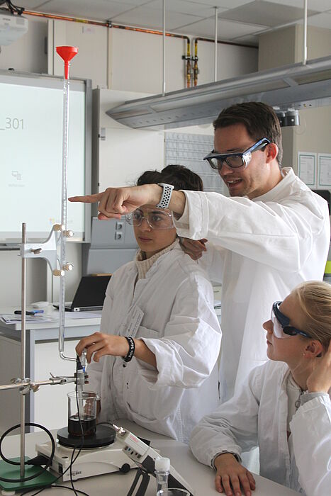 Foto (Universität Paderborn): Schülerinnen experimentieren während der Herbst-Uni.