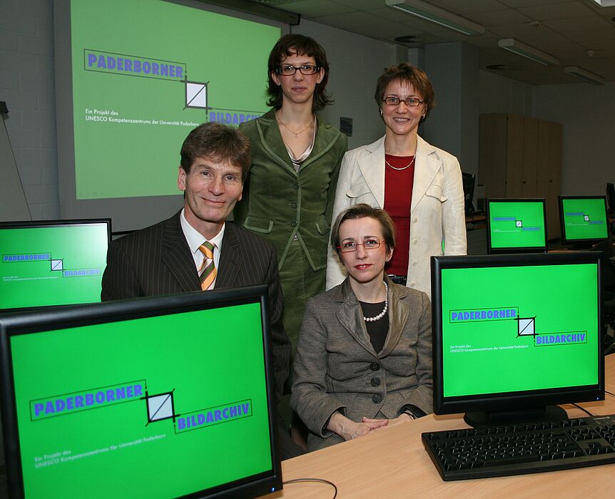 Foto (Moritz Schäfer): Eröffnet und vernetzt wurde das „Paderborner Bildarchiv“ von Präsident Prof. Dr. Nikolaus Risch in Anwesenheit der Projektmitarbeiterin Doris Hartmann und der verantwortlichen Beteiligten Prof. Eva-Maria Seng und Dr. Gudrun O