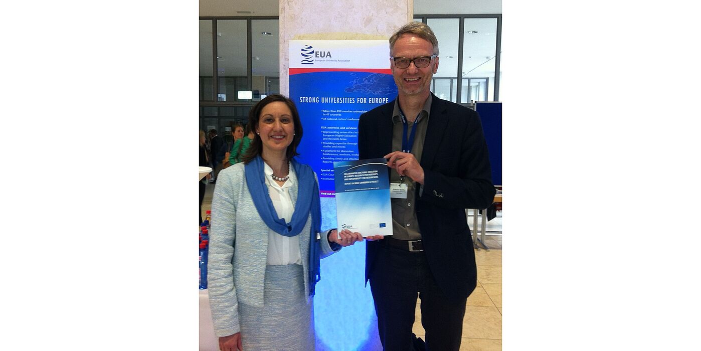 Foto (PACE): Dr. Lidia Borrell-Damian (Direktorin für Forschung und Innovation, EUA, und Leiterin der Projekte DOC-CAREERS II und EUIMA) und Prof. Dr. Eckhard Steffen (Universität Paderborn)