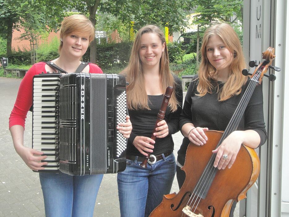 Abbildung: Maria Algermissen, Akkordeon, Juliane Jakob, Blockflöte, und Merle Schnug, Violoncello