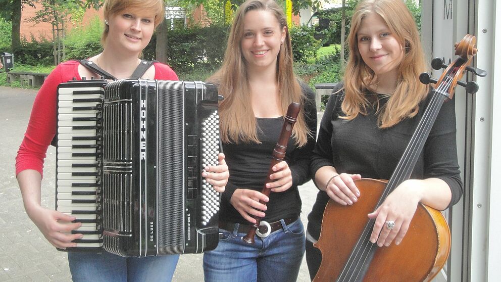 Abbildung: Maria Algermissen, Akkordeon, Juliane Jakob, Blockflöte, und Merle Schnug, Violoncello