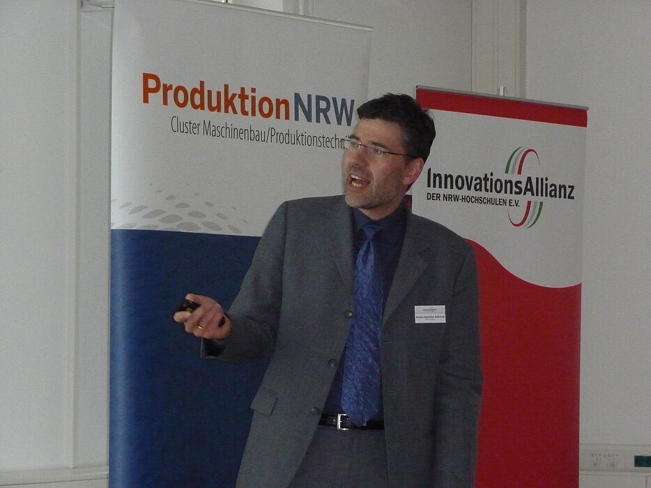 Foto (Universität Paderborn): Prof. Dr.-Ing. Hans-Joachim Schmid stellte das Direct Manufacturing Verfahren und zahlreiche Anwendungsmöglichkeiten vor.