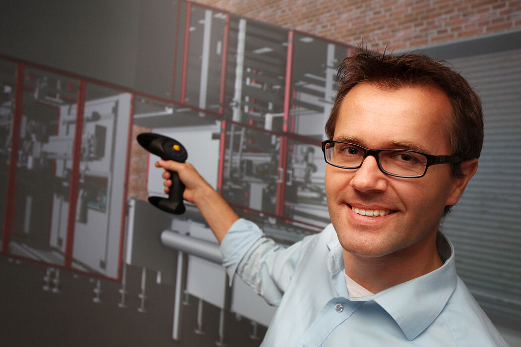 Foto (Universität Paderborn, HNI): Anwender navigiert durch den virtuellen Prototypen.