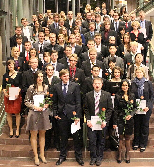 Foto (Universität Paderborn, Heiko Appelbaum): Der Absolventenjahrgang des Studienjahres 2011/2012 der Fakultät für Naturwissenschaften.