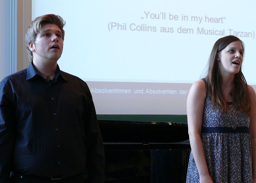 Foto (Maren Büttgen): Christian Schmidt und Lea Kruse (Gesang) führten, begleitet von Arthur Sperling am Klavier, musikalisch durch den Abend.