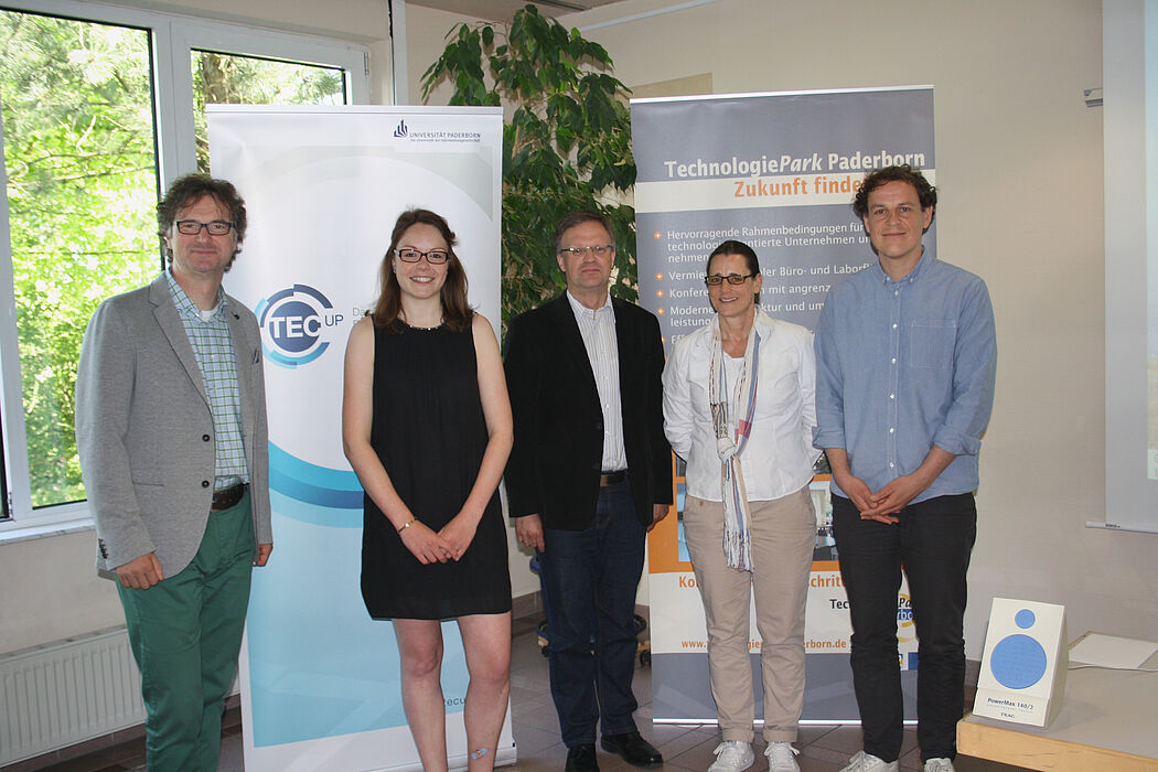 Foto (TecUP, Universität Paderborn): Der Vizepräsident für Technologietransfer und Marketing, Prof. Dr. Rüdiger Kabst, Eva Schmitz, Jürgen Geisler und die Referenten der Social Entrepreneurship Akademie München Anne Dörner und Oliver Beckmann (v. l