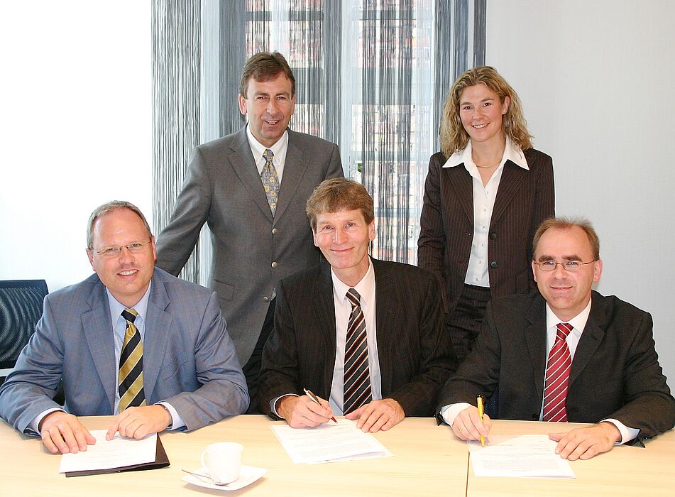 Auf dem Foto von links nach rechts: Udo Brechmann (Geschäftsführer Franz Schneider Brakel GmbH), Friedhelm Spieker (Bürgermeister der Stadt Brakel), Prof. Dr. Nikolaus Risch (Vorsitzender Studienfonds OWL), Katja Urhahne (Geschäftsführerin Studienfon