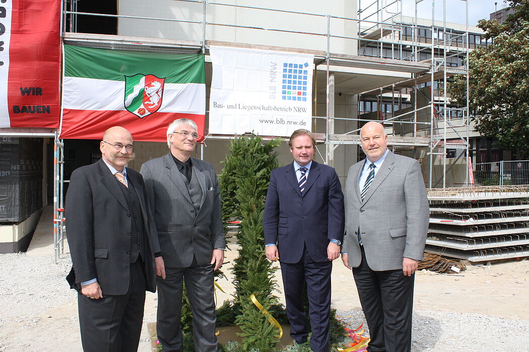 Foto (Universität Paderborn, Tibor Werner Szolnoki): V. li.: Jürgen Plato, Kanzler Universität Paderborn, Rolf Krähmer, Geschäftsführer BLB NRW, Lutz Lienenkämper, NRW-Bauminister, und Heinrich Micus, Leiter Niederlassung Bielefeld Bau- und Liegens