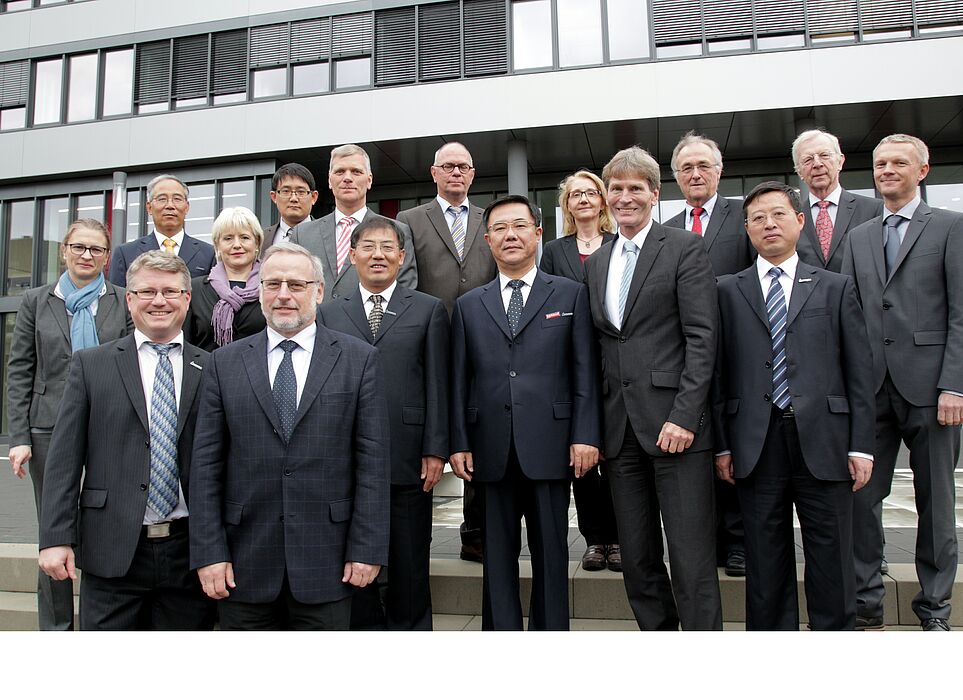 Foto (Universität Paderborn, Vanessa Dreibrodt):   Entwickeln die deutsch-chinesische Hochschulzusammenarbeit weiter: (hintere Reihe, v. l. n. r.) Prof. Guo Aicheng, Leiter des Auslandsamts CDTF, Chunqing Yang, Fakultät Maschinenbau, Prof. Dr.-Ing. Volk