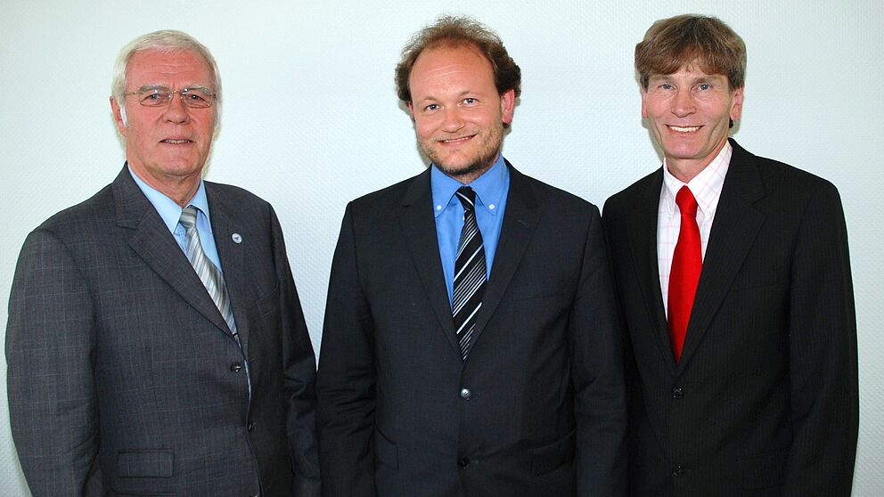 Foto (Universität Paderborn, Christoph Streicher): v. li.: Prof. Dr. Steffen Gronemeyer, Prof. Dr. Klaus von Stosch und Präsident Prof. Dr. Nikolaus Risch bei der diesjährigen Mitgliederversammlung der Universitätsgesellschaft.