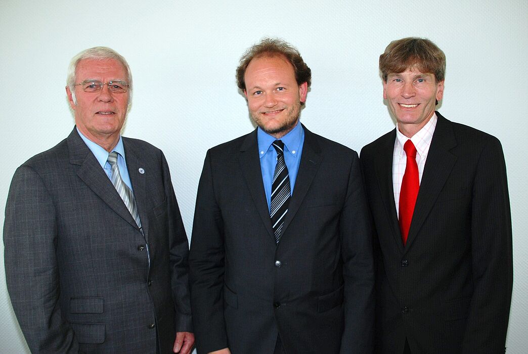 Foto (Universität Paderborn, Christoph Streicher): v. li.: Prof. Dr. Steffen Gronemeyer, Prof. Dr. Klaus von Stosch und Präsident Prof. Dr. Nikolaus Risch bei der diesjährigen Mitgliederversammlung der Universitätsgesellschaft.
