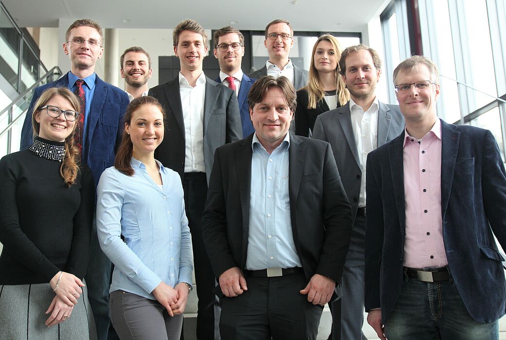 Foto (Universität Paderborn, Vanessa Dreibrodt): Die Projektgruppe um Prof. Dr. Daniel Beverungen (1. v. r.) traf sich zum Auftakt an der Universität Paderborn.
