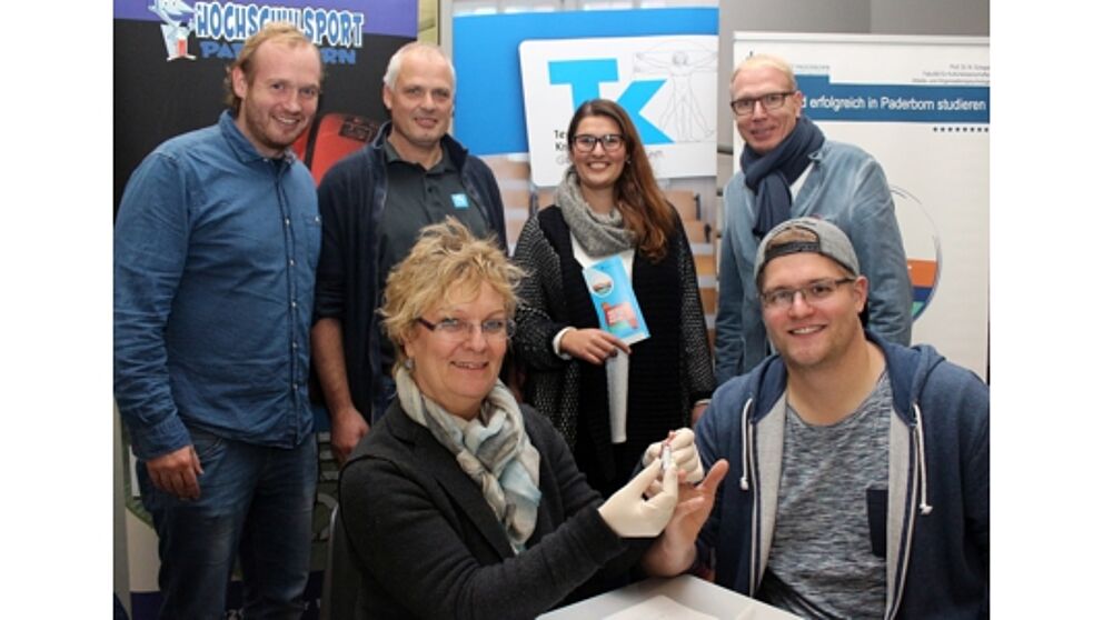 Foto (Universität Paderborn, Heiko Appelbaum): Das tat nicht weh: Arne Östlund (vorne rechts) ließ sich von Christa Richter (vorne links) screenen. An der Aktion waren beteiligt (hinten v. l.): Dennis Fergland (mein beneFIT@upb.de), Hans-Norbert Blome 