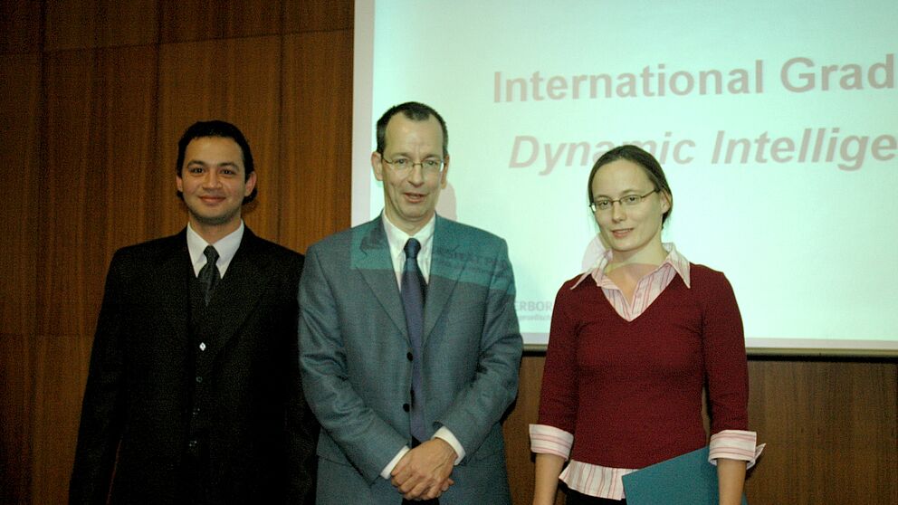 Foto: Prof. Dr. Erik Woldt (Hellla KG aA Hueck & Co.) und die neuen "Hella Fellows" Sabine Raphael und "Hatem Shaaded" von der International Graduate School "Dynamic Intelligent Systems" der Universität Paderborn