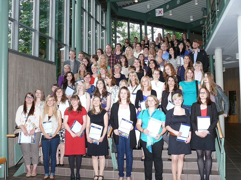 Foto (Universität Paderborn, Silvia Sporkmann): Absolventinnen und Absolventen des Ersten Staatsexamens Juli 2013