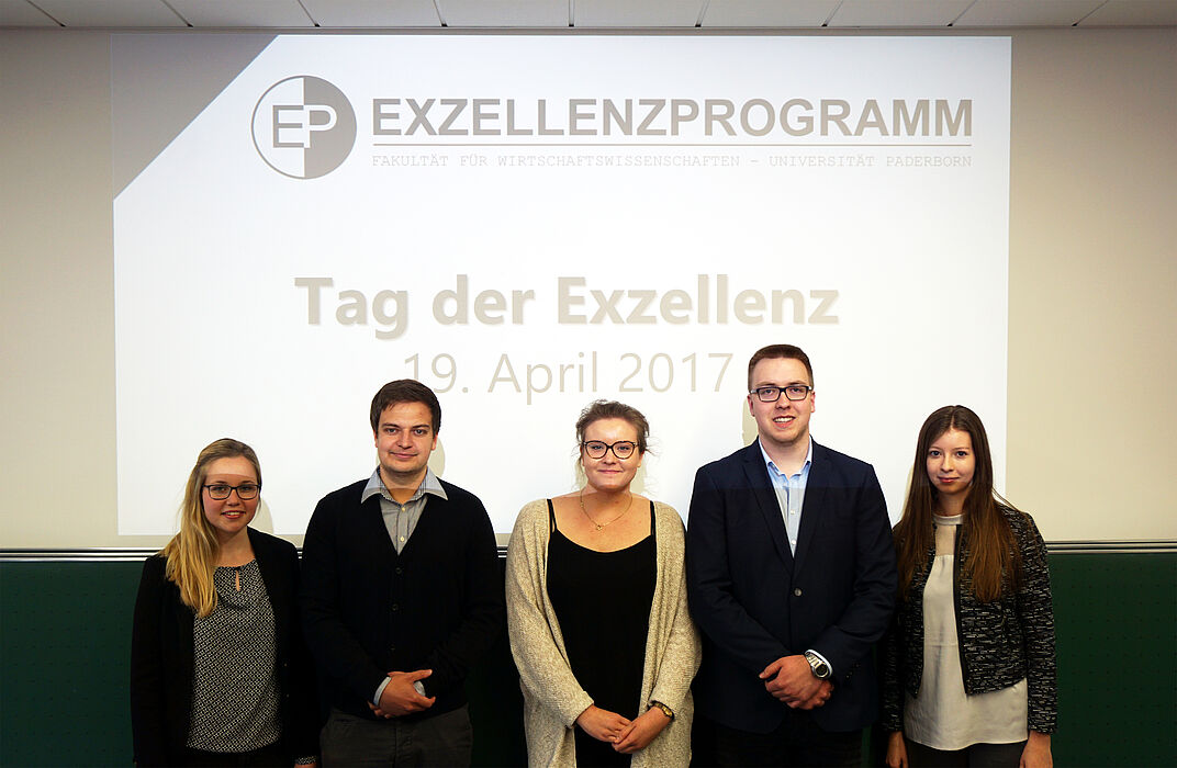 Foto (Peter Rüsing): Die Teilnehmer des Exzellenzseminars stellten die Ergebnisse ihrer Studienarbeiten vor: v. l. n. r.: Mara Kerstein, Jonas Hesse, Laura Decher, Marco Kerkemeier und Sarah Herwald.
