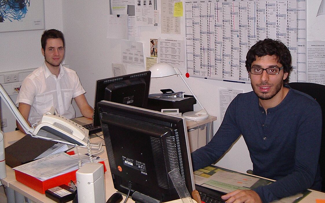 Foto (Universität Paderborn): Sammy Al-Hamwi und Mark-Stefan Riepe, Informatikstudenten, warten im Chat auf Fragen rund ums Informatikstudium.