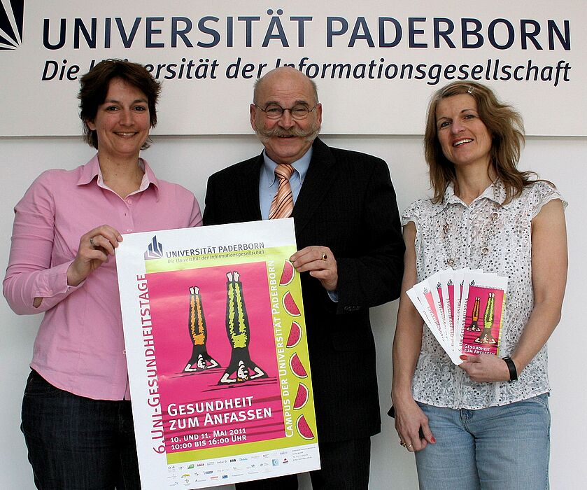 Foto (Universität Paderborn, Heiko Appelbaum): Sandra Bischof (li.), Uni-Kanzler Jürgen Plato und Diana Riedel, Sachgebietsleiterin für Arbeits-, Gesundheits- und Umweltschutz an der Universität Paderborn, werben für die Uni-Gesundheitstage 2011.