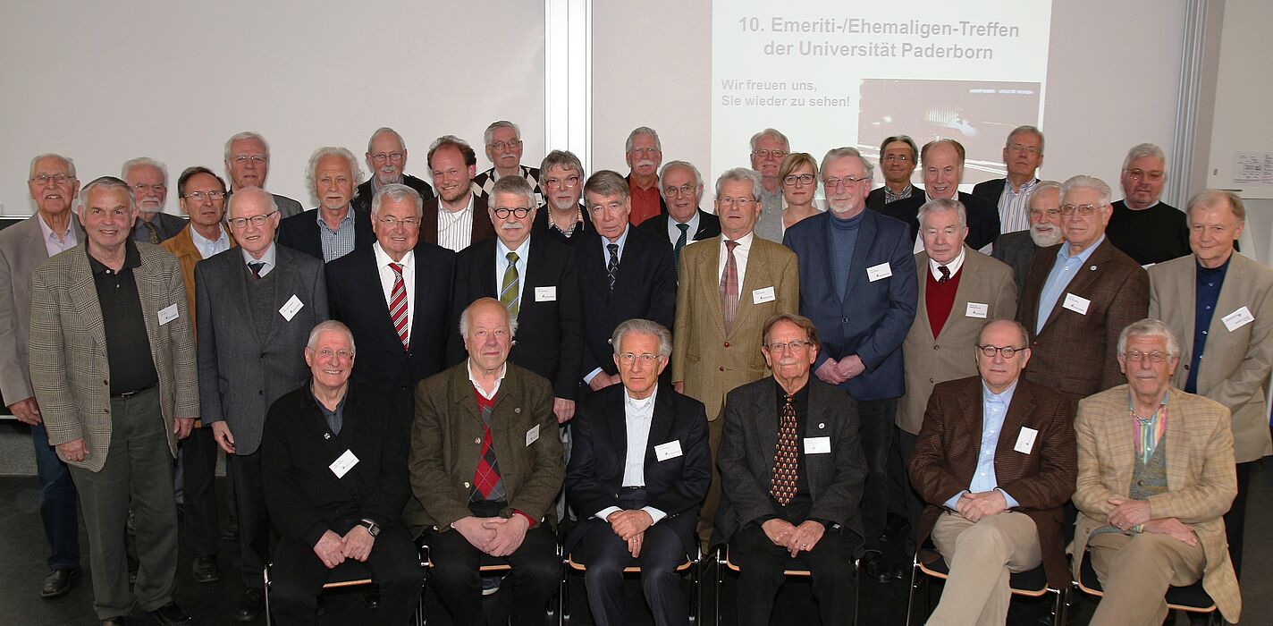 Foto (Universität Paderborn, Vanessa Dreibrodt): Bleiben ihrer alten Wirkungsstätte verbunden: die Teilnehmer des zehnten Emeriti-Treffen der Uni Paderborn.