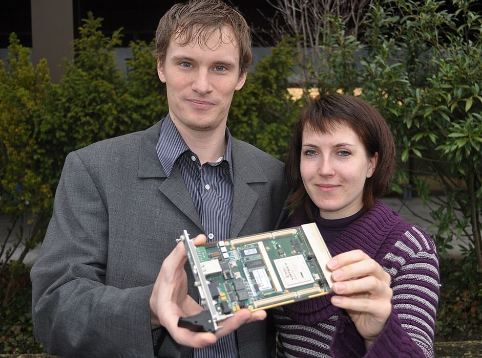 Foto (Mark Heinemann): Große Wirkung im kleinen System: Katharina Stahl und Daniel Baldin forschen an einer Software, die autonom fehlerhafte Prozesse innerhalb einer Hardware erkennen und beheben kann. So beugen sie schweren elektronischen Systemausfäl