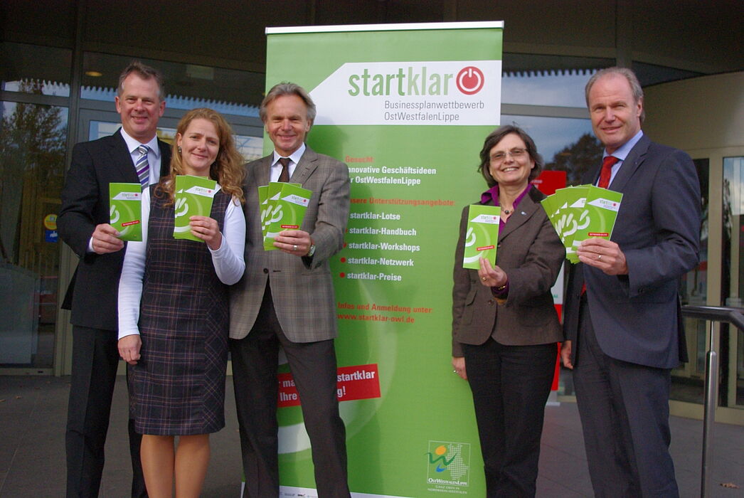 Foto (OstWestfalenLippe Marketing): Startklar für die zweite Runde: v. l. Michael Fröhlich, Sparkasse Bielefeld, Astrid Butt, OWL Marketing, Herbert Weber, OWL Marketing, Maria Klaas, IHK Lippe zu Detmold, Thomas Niehoff, IHK Ostwestfalen zu Bielefeld.