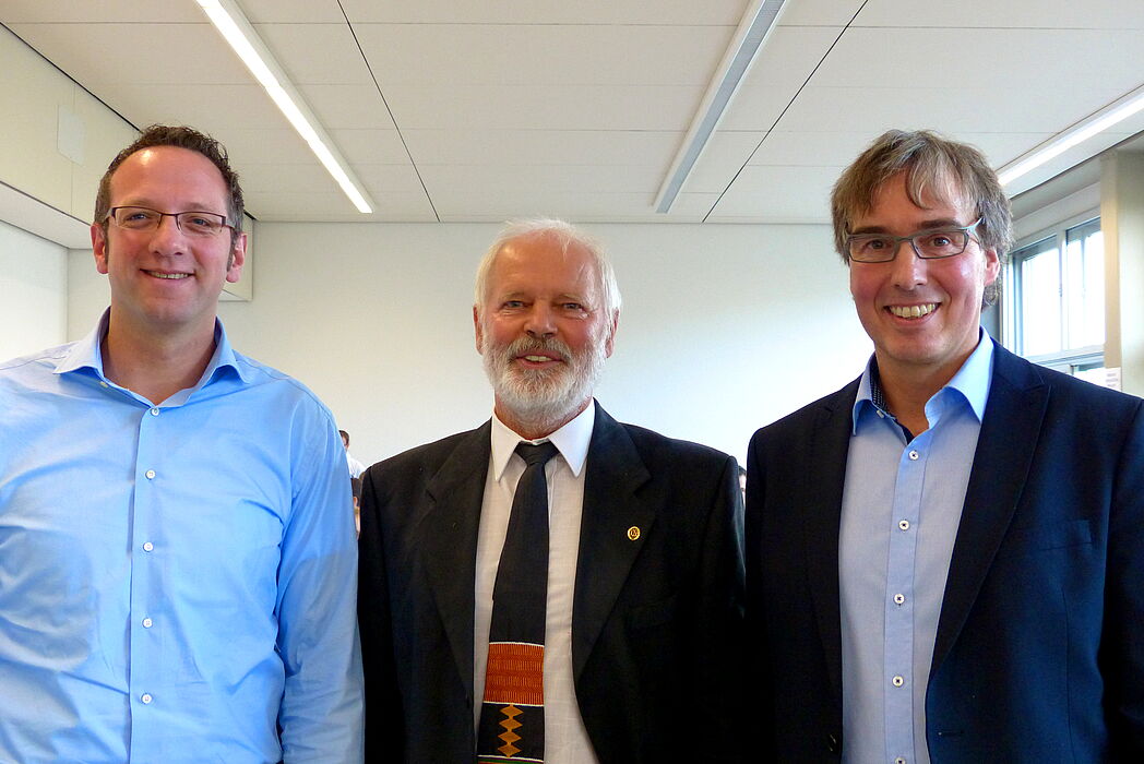 Foto (Universität Paderborn, Markus Lauert): Feierliche Verabschiedung im Rahmen des Seminars „Einführung in den Sport für Menschen mit Behinderung“, von rechts: Nachfolger Dr. Th. Barthel, Dr. Uwe Rheker und Prof. Dr. C. Reinsberger (Lehrstuhlleit