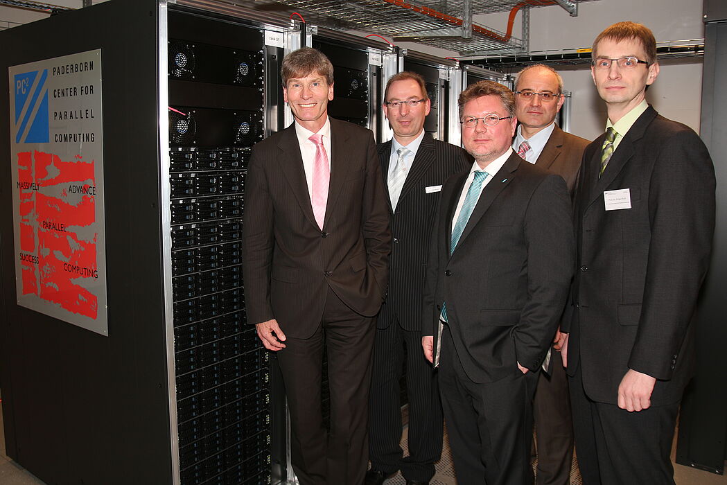 Foto (Universität Paderborn, Patrick Kleibold): Bei der offiziellen Inbetriebnahme des neuen Hochleistungsrechners im PC² (v. r.):  Prof. Dr. Nikolaus Risch (Präsident der Universität Paderborn), Dr. Oliver Hermann (Präsident Hochschule Ostwestfalen-