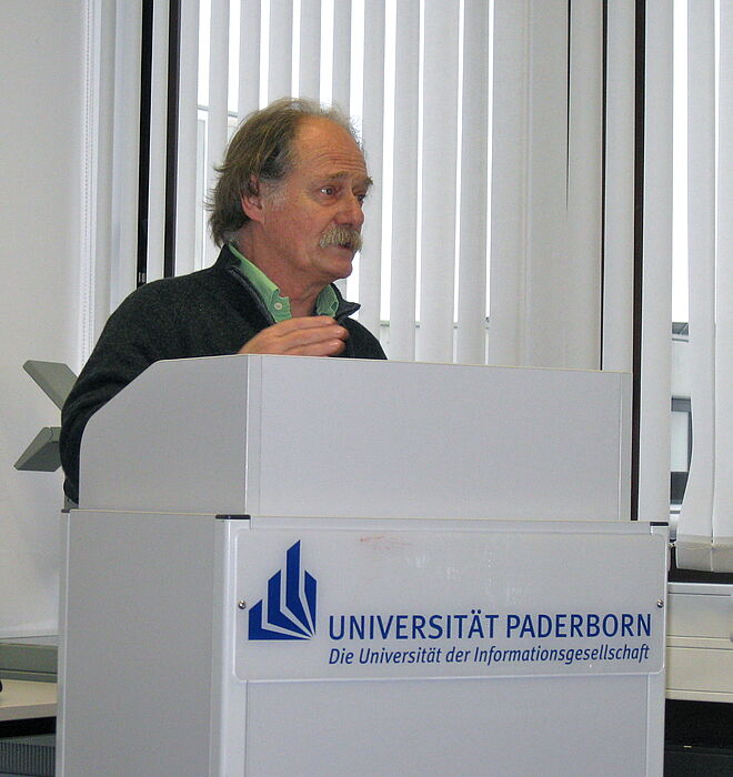 Foto (Annegret Thiem): Der argentinische Autor Raúl Argemí im Januar 2012 in der Universität Paderborn.