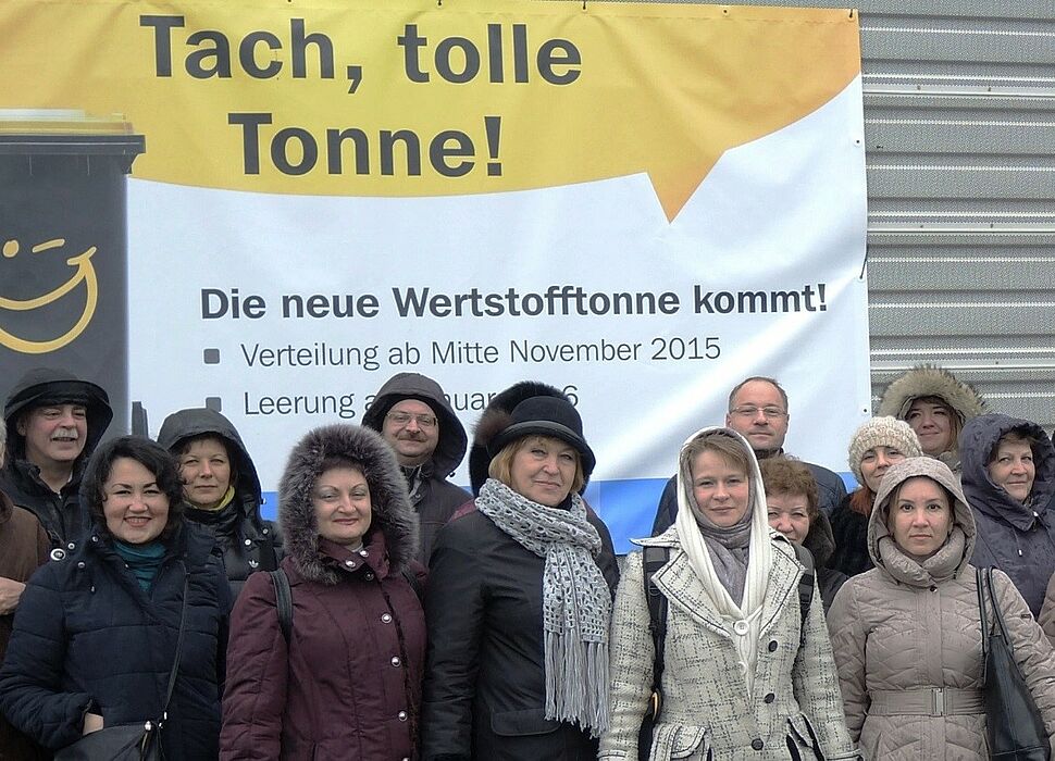Foto (ASP): Die SeminarteilnehmerInnen interessierten sich auch für die Motivation der Umstellung zur Sammlung von Leichtverpackungen nicht mehr im „Gelben Sack“, sondern in der neu eingeführten „Wertstofftonne“.