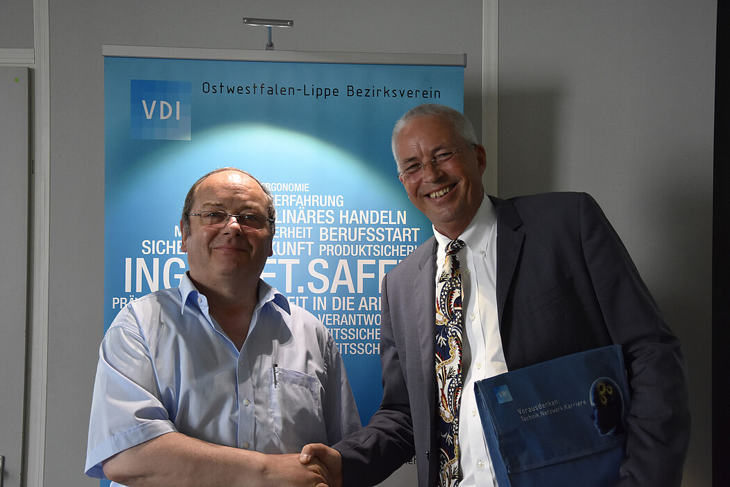 Foto: Tolle Partnerschaft: Prof. Dr.-Ing. Ralf Hörstmeier, Verein Deutscher Ingenieure, Bezirksverein Ostwestfalen-Lippe (VDI OWL), und Dr. Martin Schaele, Geschäftsführer BENTELER Maschinenbau GmbH (v. li.).