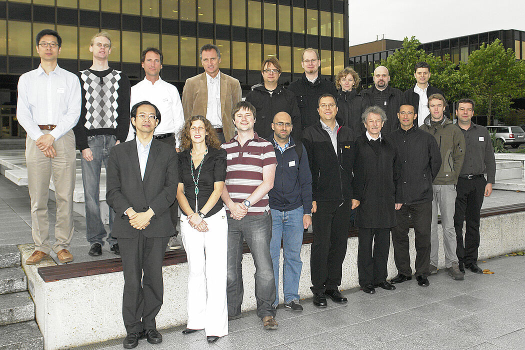 Foto (Universität Paderborn): Nadija Pejic, Start: Das EPiCS-Projektteam um Prof. Dr. Marco Platzner (vorne, 5. von rechts) und Dr. Christian Plessl (vorne, 1. von rechts) freut sich über den gelungenen Auftakt in Paderborn.