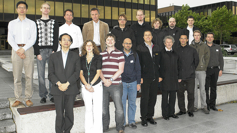 Foto (Universität Paderborn): Nadija Pejic, Start: Das EPiCS-Projektteam um Prof. Dr. Marco Platzner (vorne, 5. von rechts) und Dr. Christian Plessl (vorne, 1. von rechts) freut sich über den gelungenen Auftakt in Paderborn.