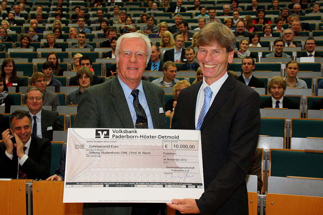 Foto (Universität Paderborn, Patrick Kleibold): Der Vorsitzende der Universitätsgesellschaft Paderborn, Prof. Dr. Steffen Gronemeyer (links), überreichte den Scheck in Höhe von 10.000 Euro an Prof. Dr. Nikolaus Risch, Vorstandvorsitzender der Stiftung