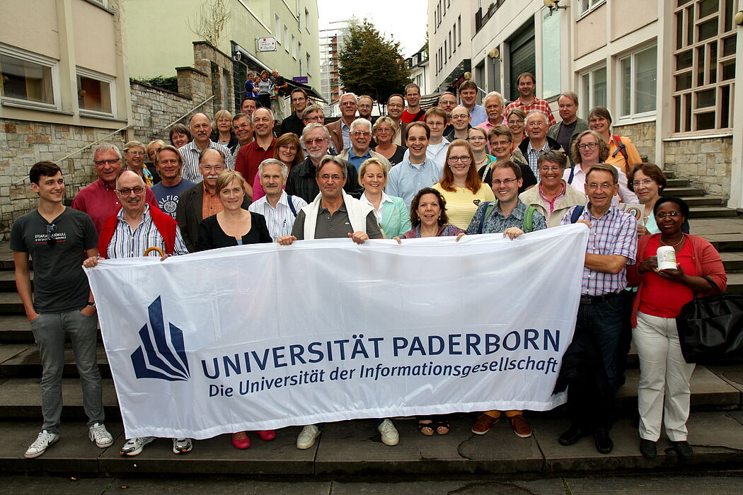 Foto (Universität Paderborn, Patrick Kleibold): Am vergangenen Libori-Freitag haben sich rund 110 ehemalige Studenten sowie Dozenten der Hochschule zum zweiten Libori-Treff der Ehemaligen auf dem Franz-Stock-Platz getroffen.
