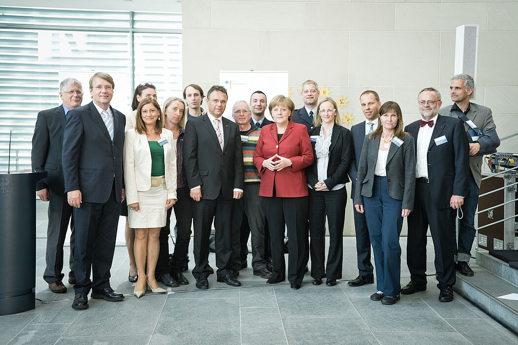 Foto (Bundeskanzleramt): Barbara Pickhardt (5. v. li.) und Thorsten Audersetz (6. v. li.) mit Bundeskanzlerin Angela Merkel und Bundesinnenminister Hans-Peter Friedrich bei der Demographietagung im Kanzleramt