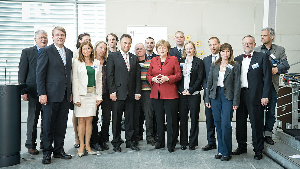 Foto (Bundeskanzleramt): Barbara Pickhardt (5. v. li.) und Thorsten Audersetz (6. v. li.) mit Bundeskanzlerin Angela Merkel und Bundesinnenminister Hans-Peter Friedrich bei der Demographietagung im Kanzleramt