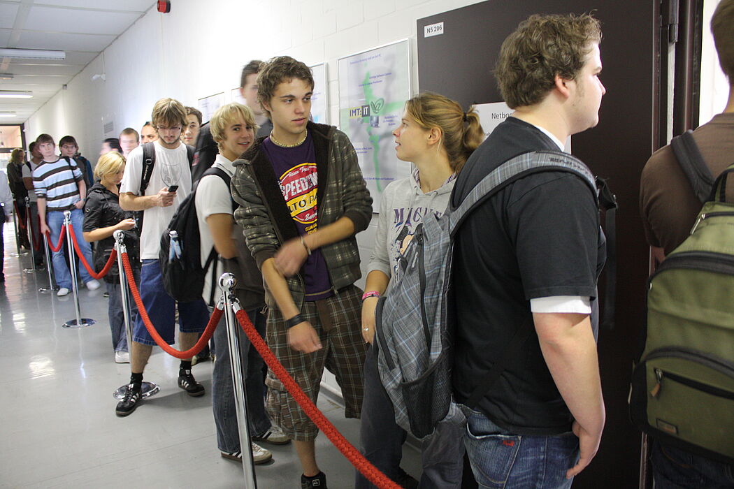 Foto (Frauke Döll): Gegen Mittag war der Andrang auf die Erstsemester-Netbooks groß.