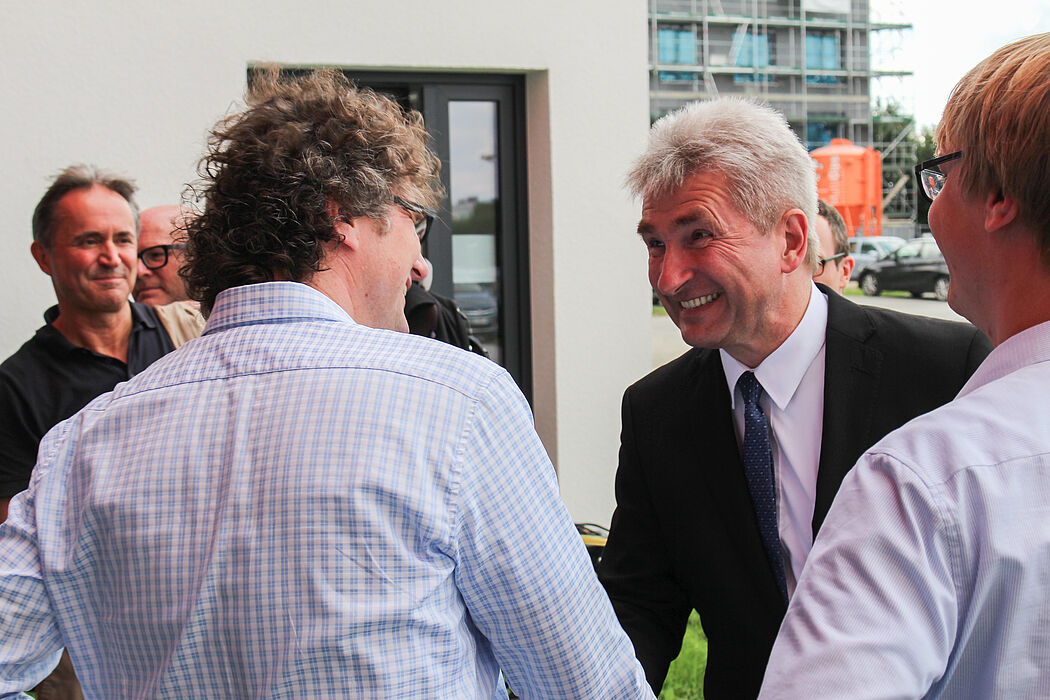 Foto (Universität Paderborn, Johannes Pauly): NRW-Wirtschaftsminister Prof. Dr. Andreas Pinkwart (r.) begrüßt Prof. Dr. Rüdiger Kabst im Technologiepark.