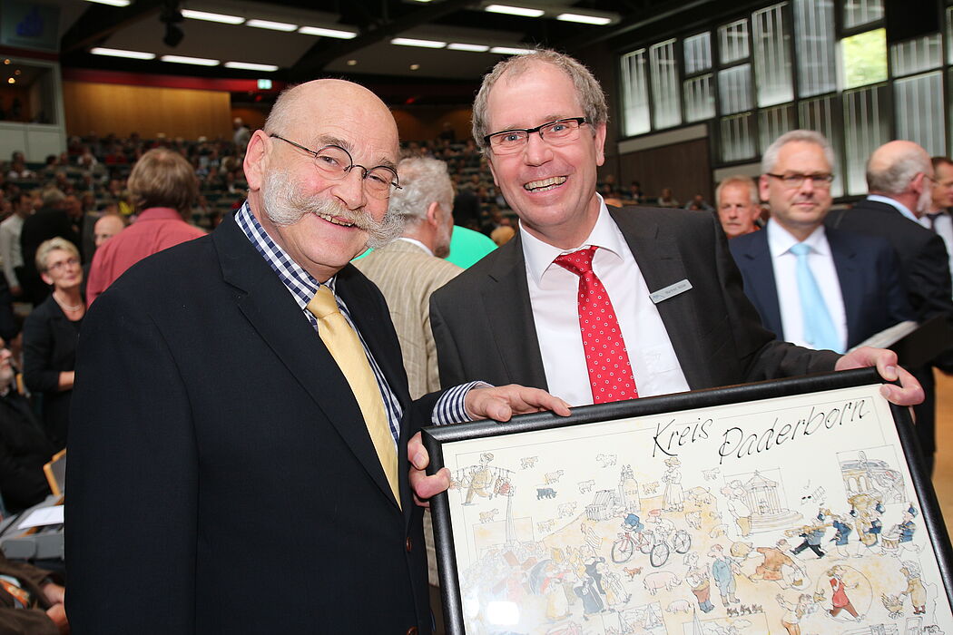 Foto (Universität Paderborn, Patrick Kleibold): Auch Landrat Manfred Müller kam zur Verabschiedung des Kanzlers.