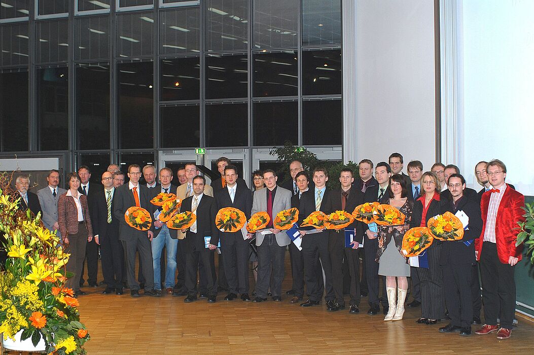 Foto (Carsten Kempermann): Prorektor Prof. Dr. Wilhelm Schäfer (9. v. l.) und Dekan Prof. Dr. Michael Dellnitz (4. v. l.) freuen sich über die erfolgreichen Preisträger der Fakultät für Elektrotechnik, Informatik und Mathematik. Ferner auf dem Bild: 