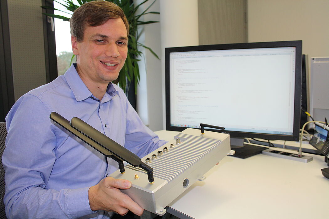 Foto (Fraunhofer IEM): Sven Merschjohann vom Fraunhofer IEM prüft den „sicheren Außenposten“ OSIRIS auf höchste Software-Sicherheitsstandards.